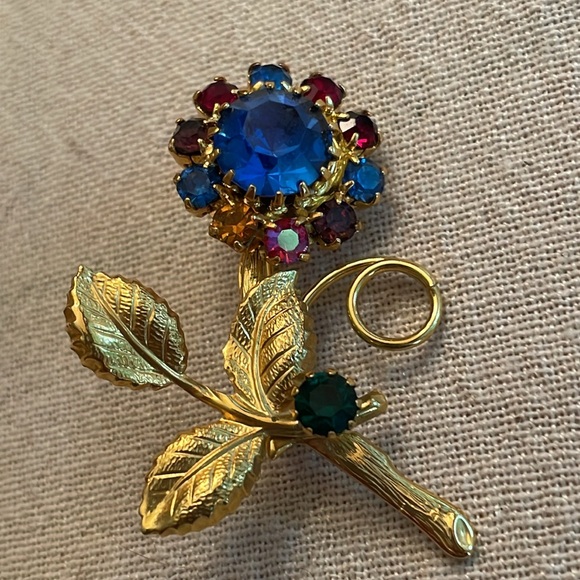 Rhinestone multicolor Flower Pin in Gold-tone setting unused condition - Picture 1 of 11